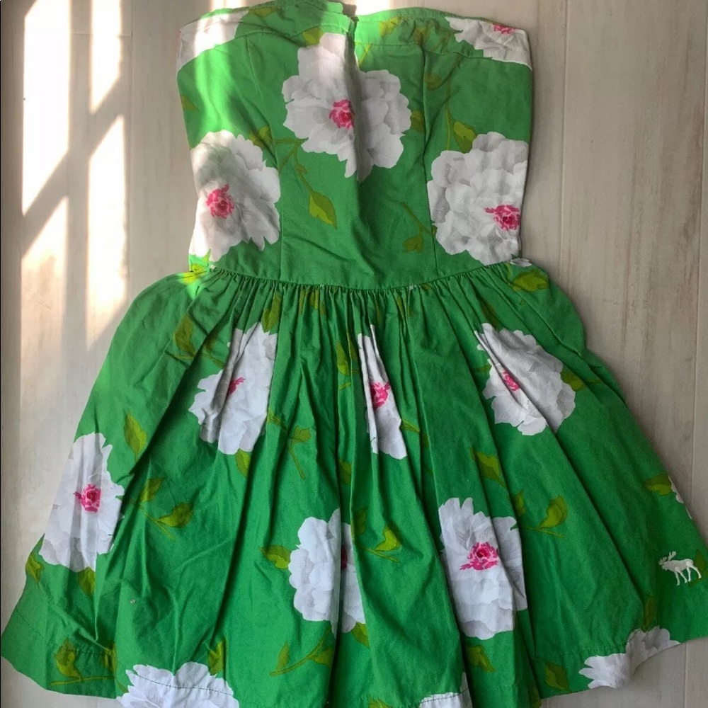 A beautiful summer spring floral Hollister dress